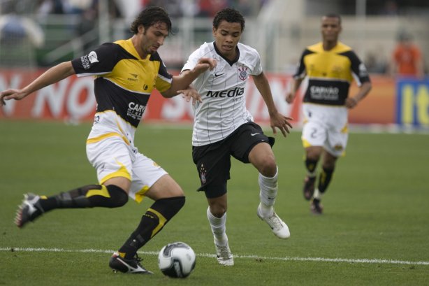SP - CORINTHIANS/SP X CRICIUMA/SC - ESPORTES - durante partida válida pelo Campeonato Brasileiro da segunda divisão 2008, primeiro turno, realizada no estádio do Pacaembu, zona oeste da cidade, neste sábado a tarde