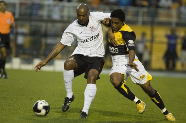 SP - CORINTHIANS/SP X CRICIUMA/SC - ESPORTES - durante partida válida pelo Campeonato Brasileiro da segunda divisão 2008, primeiro turno, realizada no estádio do Pacaembu, zona oeste da cidade, neste sábado a tarde