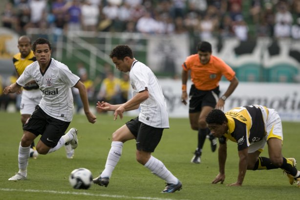 SP - CORINTHIANS/SP X CRICIUMA/SC - ESPORTES - durante partida válida pelo Campeonato Brasileiro da segunda divisão 2008, primeiro turno, realizada no estádio do Pacaembu, zona oeste da cidade, neste sábado a tarde