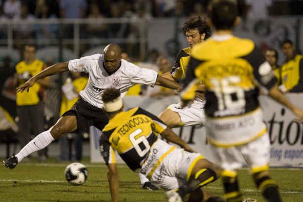 SP - CORINTHIANS/SP X CRICIUMA/SC - ESPORTES - durante partida válida pelo Campeonato Brasileiro da segunda divisão 2008, primeiro turno, realizada no estádio do Pacaembu, zona oeste da cidade, neste sábado a tarde