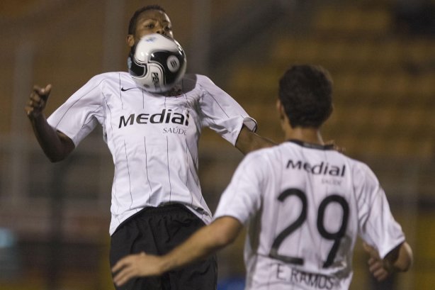 SP - CORINTHIANS/SP X JUVENTUDE/RS - ESPORTES - durante partida válida pelo Campeonato Brasileiro da segunda divisão 2008, primeiro turno, realizada no estádio do Pacaembu, zona oeste da cidade, nesta terca-feira a noite