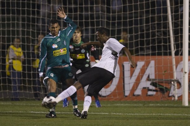 SP - CORINTHIANS/SP X JUVENTUDE/RS - ESPORTES - durante partida válida pelo Campeonato Brasileiro da segunda divisão 2008, primeiro turno, realizada no estádio do Pacaembu, zona oeste da cidade, nesta terca-feira a noite