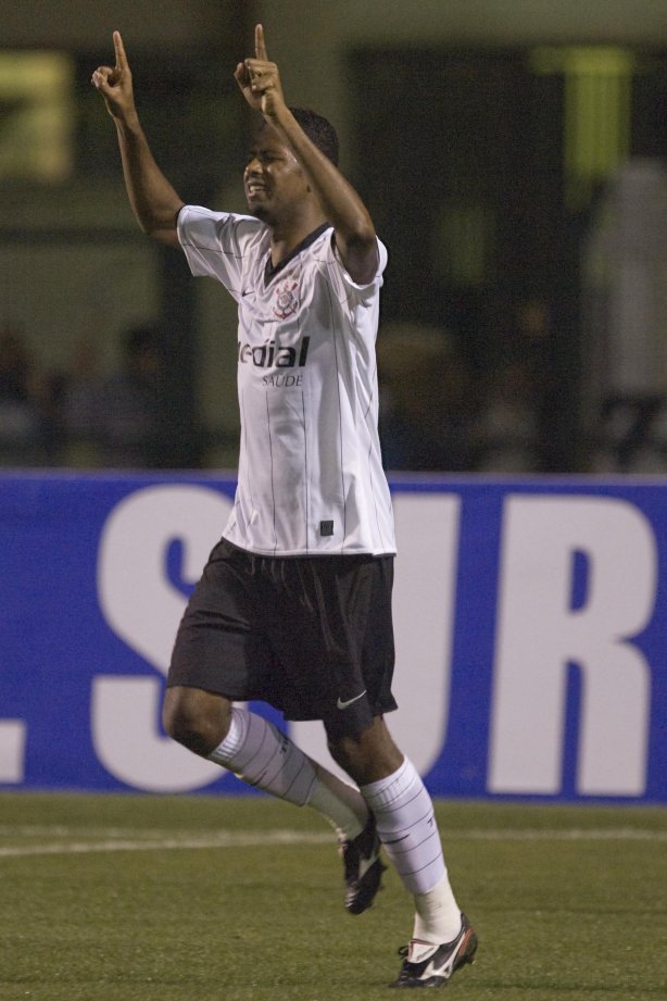 SP - CORINTHIANS/SP X JUVENTUDE/RS - ESPORTES - durante partida válida pelo Campeonato Brasileiro da segunda divisão 2008, primeiro turno, realizada no estádio do Pacaembu, zona oeste da cidade, nesta terca-feira a noite
