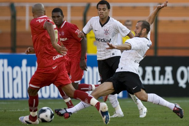 SC - AVAI/SC X CORINTHIANS/SP - ESPORTES - durante partida válida pelo Campeonato Brasileiro da segunda divisão 2008, primeiro turno, realizada no estádio da Ressacada em Florianopolis, nesta terca-feira a noite