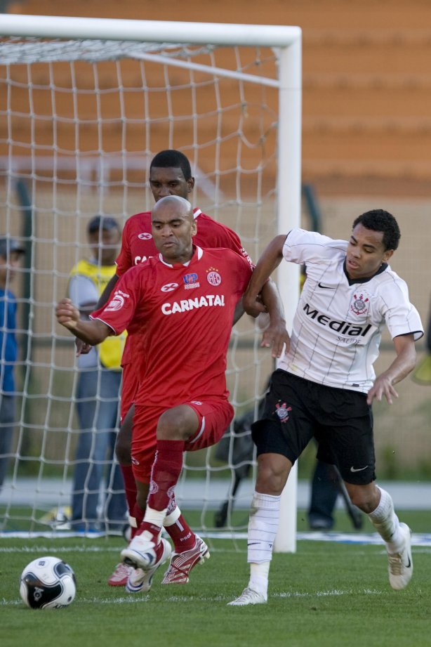 SC - AVAI/SC X CORINTHIANS/SP - ESPORTES - durante partida válida pelo Campeonato Brasileiro da segunda divisão 2008, primeiro turno, realizada no estádio da Ressacada em Florianopolis, nesta terca-feira a noite