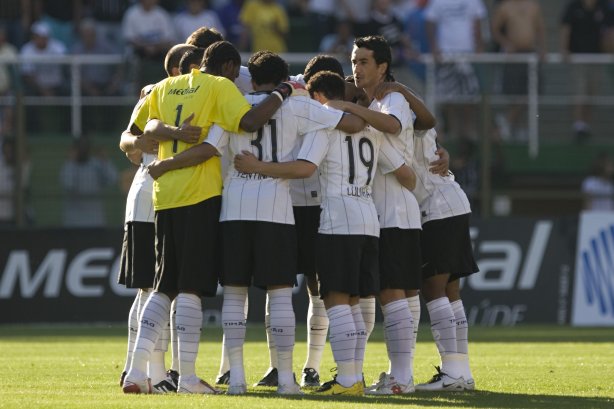 SC - AVAI/SC X CORINTHIANS/SP - ESPORTES - durante partida válida pelo Campeonato Brasileiro da segunda divisão 2008, primeiro turno, realizada no estádio da Ressacada em Florianopolis, nesta terca-feira a noite