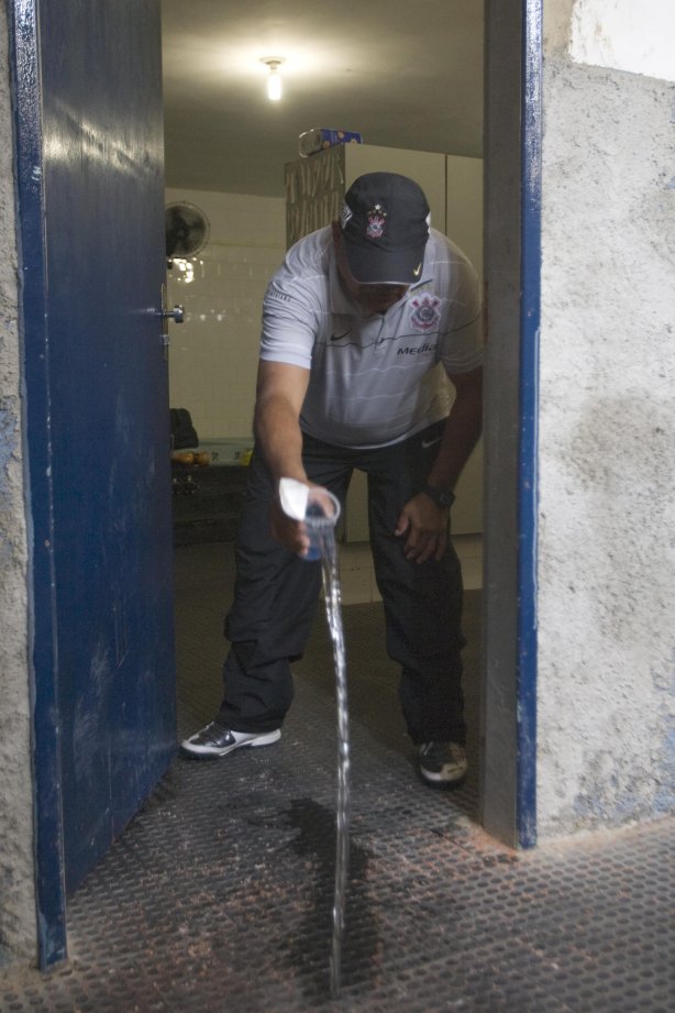 AL - CRB/ALAGOAS X CORINTHIANS/SP - ESPORTES - O massagista Ceará joga agua em sal grosso com pigmento vermelho na porta dos vestiários do Corinthians antes da partida válida pelo Campeonato Brasileiro da segunda divisão 2008, primeira partida do returno, realizada no estádio Rei Pelé, neste sábado a tarde