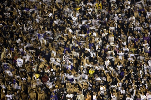 durante partida válida pelas quartas de final, jogo da volta, pela Copa do Brasil 2008, realizada no estádio Santa Cruz em Ribeirão Preto, interior de São Paulo, nesta terca-feira a noite