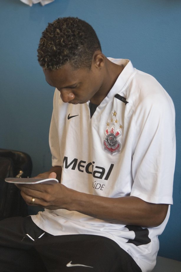PR - MARILIA/SP X CORINTHIANS/SP - ESPORTES - nos vestiários antes da partida válida pelo returno do Campeonato Brasileiro da segunda divisão de 2008, realizada no estádio do Café, na cidade de Londrina, neste sábado a tarde