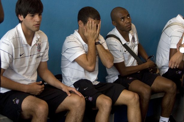 PR - MARILIA/SP X CORINTHIANS/SP - ESPORTES - nos vestiários antes da partida válida pelo returno do Campeonato Brasileiro da segunda divisão de 2008, realizada no estádio do Café, na cidade de Londrina, neste sábado a tarde
