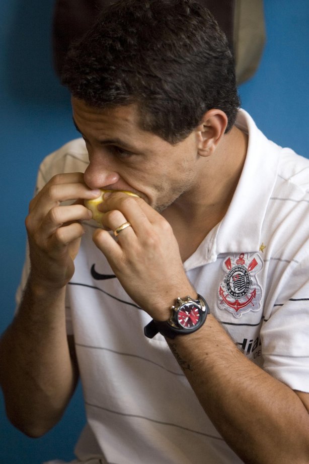 PR - MARILIA/SP X CORINTHIANS/SP - ESPORTES - nos vestiários antes da partida válida pelo returno do Campeonato Brasileiro da segunda divisão de 2008, realizada no estádio do Café, na cidade de Londrina, neste sábado a tarde