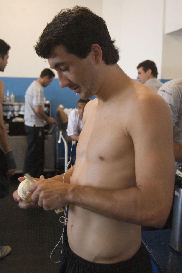 PR - MARILIA/SP X CORINTHIANS/SP - ESPORTES - nos vestiários antes da partida válida pelo returno do Campeonato Brasileiro da segunda divisão de 2008, realizada no estádio do Café, na cidade de Londrina, neste sábado a tarde