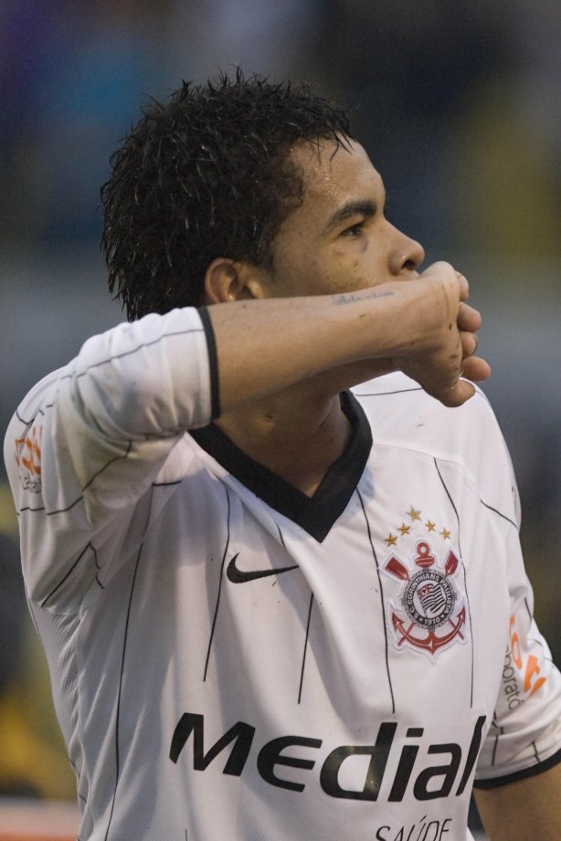 SP- CORINTHIANS/SP X SANTO ANDRE/SP - ESPORTES - durante partida válida pelo returno do Campeonato Brasileiro da segunda divisão de 2008, realizada no estádio do Pacaembu, zona oeste da cidade, neste sábado a tarde
