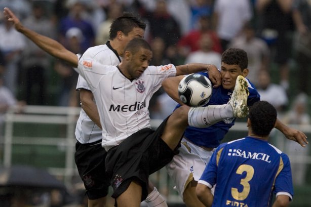SP- CORINTHIANS/SP X SANTO ANDRE/SP - ESPORTES - durante partida válida pelo returno do Campeonato Brasileiro da segunda divisão de 2008, realizada no estádio do Pacaembu, zona oeste da cidade, neste sábado a tarde