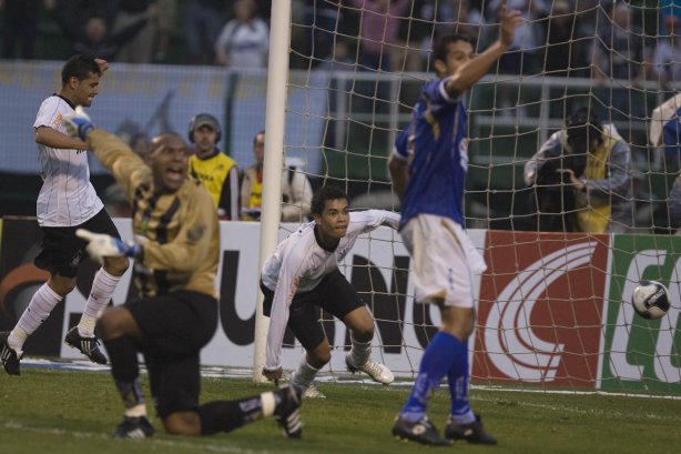 SP- CORINTHIANS/SP X SANTO ANDRE/SP - ESPORTES - durante partida válida pelo returno do Campeonato Brasileiro da segunda divisão de 2008, realizada no estádio do Pacaembu, zona oeste da cidade, neste sábado a tarde