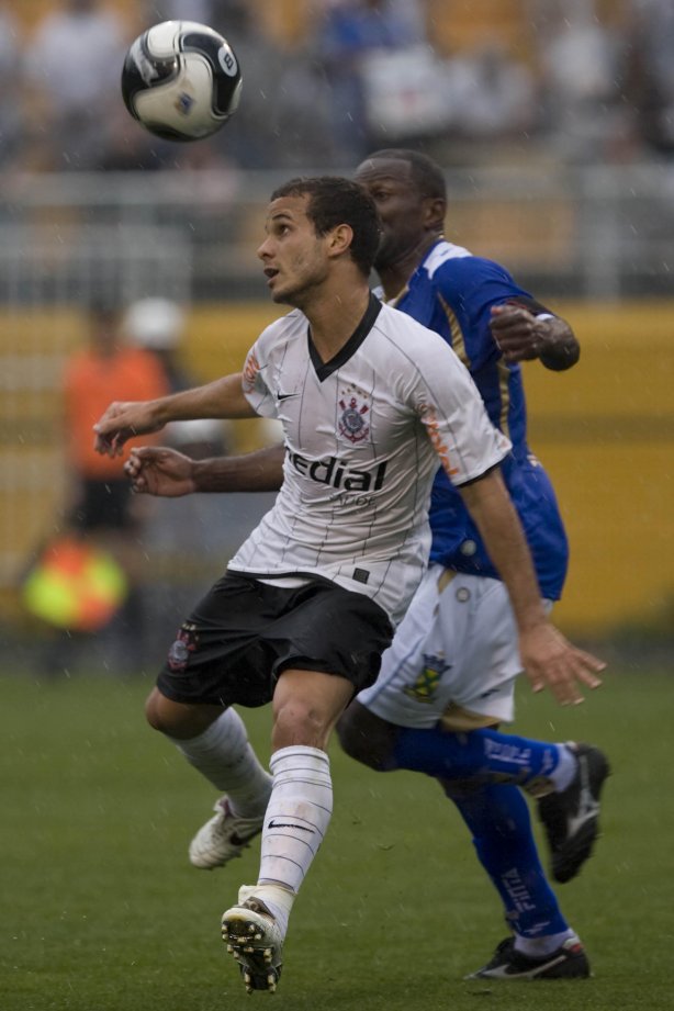 SP- CORINTHIANS/SP X SANTO ANDRE/SP - ESPORTES - durante partida válida pelo returno do Campeonato Brasileiro da segunda divisão de 2008, realizada no estádio do Pacaembu, zona oeste da cidade, neste sábado a tarde