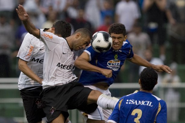 SP- CORINTHIANS/SP X SANTO ANDRE/SP - ESPORTES - durante partida válida pelo returno do Campeonato Brasileiro da segunda divisão de 2008, realizada no estádio do Pacaembu, zona oeste da cidade, neste sábado a tarde