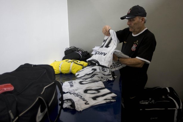 SP- CORINTHIANS/SP X SANTO ANDRE/SP - ESPORTES - nos vestiários antes da partida válida pelo returno do Campeonato Brasileiro da segunda divisão de 2008, realizada no estádio do Pacaembu, zona oeste da cidade, neste sábado a tarde
