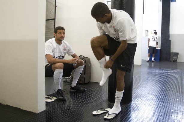 SP- CORINTHIANS/SP X SANTO ANDRE/SP - ESPORTES - nos vestiários antes da partida válida pelo returno do Campeonato Brasileiro da segunda divisão de 2008, realizada no estádio do Pacaembu, zona oeste da cidade, neste sábado a tarde
