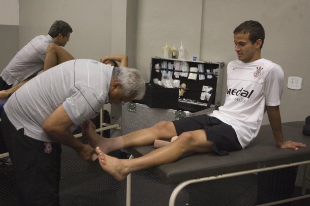 SP- CORINTHIANS/SP X SANTO ANDRE/SP - ESPORTES - nos vestiários antes da partida válida pelo returno do Campeonato Brasileiro da segunda divisão de 2008, realizada no estádio do Pacaembu, zona oeste da cidade, neste sábado a tarde