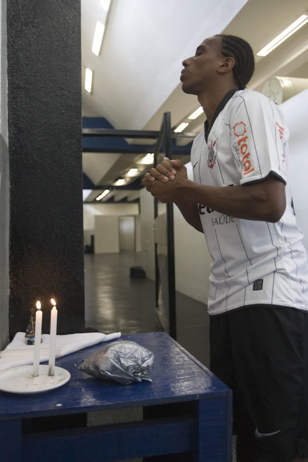 SP- CORINTHIANS/SP X SANTO ANDRE/SP - ESPORTES - nos vestiários antes da partida válida pelo returno do Campeonato Brasileiro da segunda divisão de 2008, realizada no estádio do Pacaembu, zona oeste da cidade, neste sábado a tarde