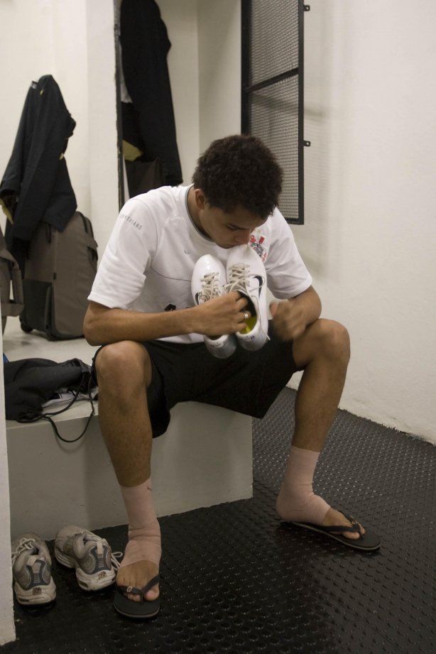 SP- CORINTHIANS/SP X SANTO ANDRE/SP - ESPORTES - nos vestiários antes da partida válida pelo returno do Campeonato Brasileiro da segunda divisão de 2008, realizada no estádio do Pacaembu, zona oeste da cidade, neste sábado a tarde