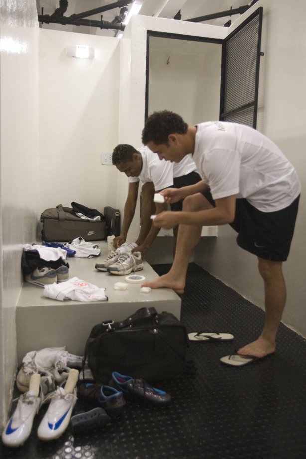 SP- CORINTHIANS/SP X SANTO ANDRE/SP - ESPORTES - nos vestiários antes da partida válida pelo returno do Campeonato Brasileiro da segunda divisão de 2008, realizada no estádio do Pacaembu, zona oeste da cidade, neste sábado a tarde