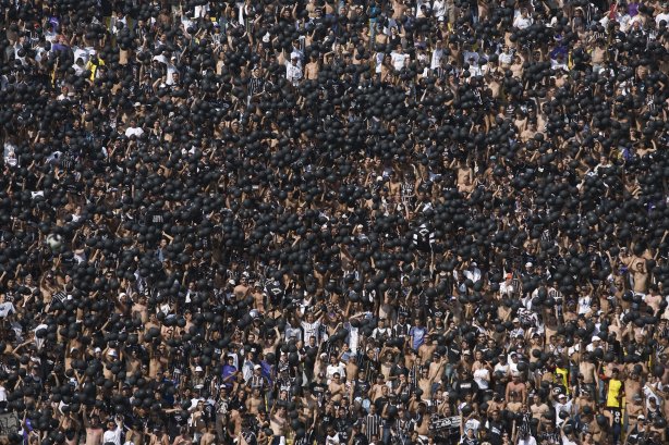 SP - CORINTHIANS/SP X PARANA CLUBE/PR - ESPORTES - durante jogo válido pelo returno do Campeonato Brasileiro Serie B, realizado no estádio do Pacaembu, zona oeste da cidade, neste sábado a tarde