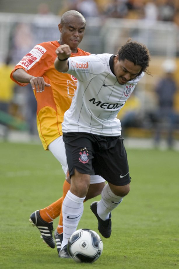 SP - CORINTHIANS/SP X VILA NOVA/GO - ESPORTES - durante a partida válida pelo returno do Campeonato Brasileiro Serie B, realizado no estádio do Pacaembu, zona oeste da cidade, neste sábado a tarde