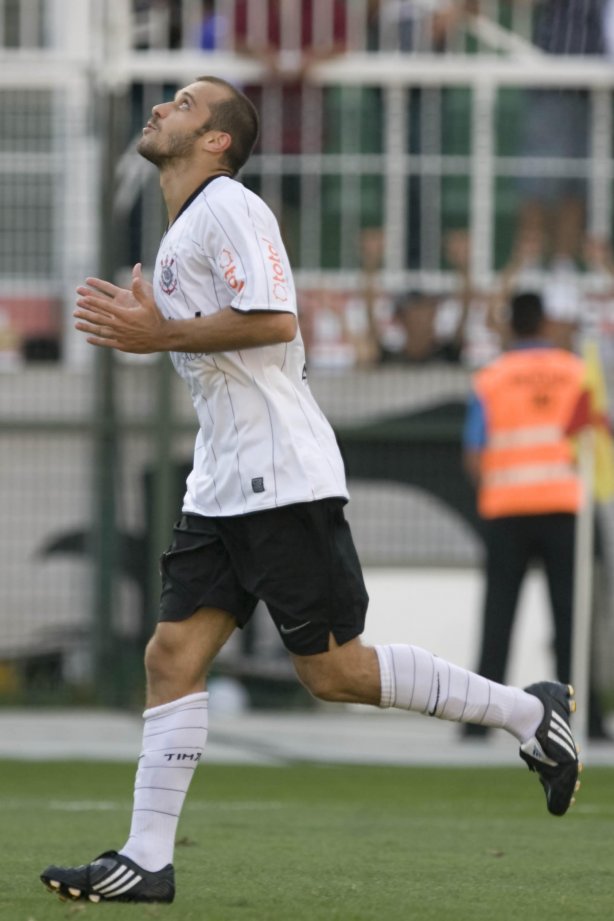 SP - CORINTHIANS/SP X VILA NOVA/GO - ESPORTES - durante a partida válida pelo returno do Campeonato Brasileiro Serie B, realizado no estádio do Pacaembu, zona oeste da cidade, neste sábado a tarde