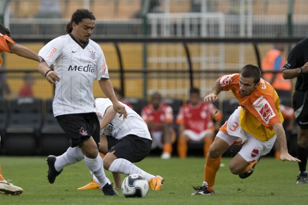 SP - CORINTHIANS/SP X VILA NOVA/GO - ESPORTES - durante a partida válida pelo returno do Campeonato Brasileiro Serie B, realizado no estádio do Pacaembu, zona oeste da cidade, neste sábado a tarde