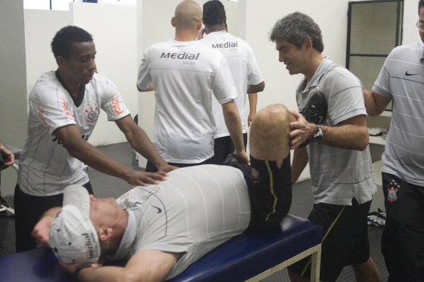 SP - CORINTHIANS/SP X VILA NOVA/GO - ESPORTES - nos vestiários antes da partida válida pelo returno do Campeonato Brasileiro Serie B, realizado no estádio do Pacaembu, zona oeste da cidade, neste sábado a tarde