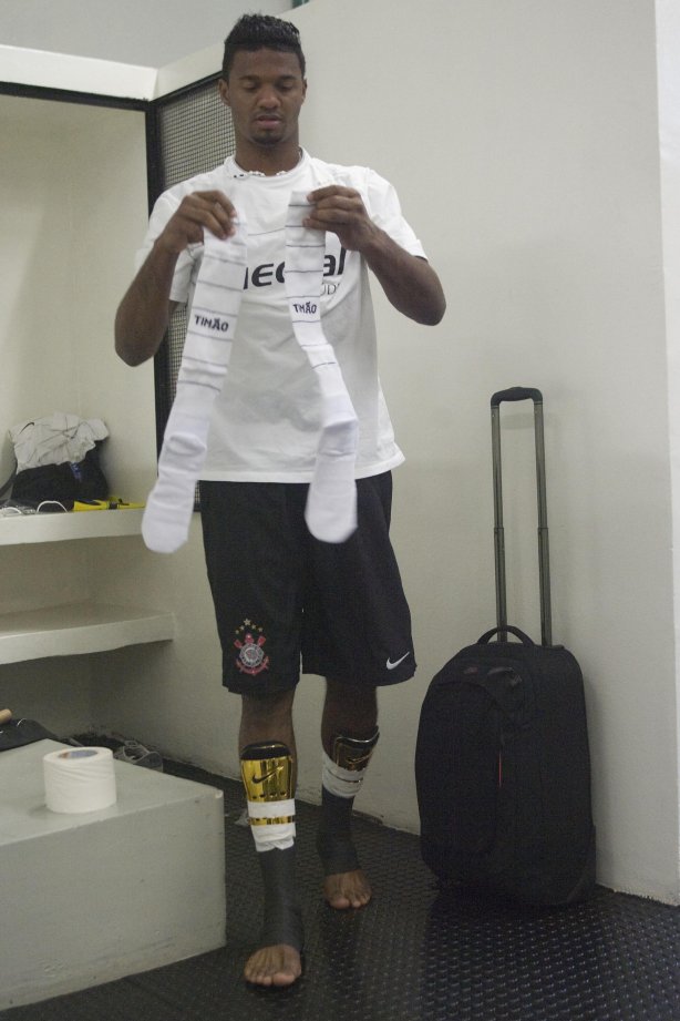 SP - CORINTHIANS/SP X VILA NOVA/GO - ESPORTES - nos vestiários antes da partida válida pelo returno do Campeonato Brasileiro Serie B, realizado no estádio do Pacaembu, zona oeste da cidade, neste sábado a tarde