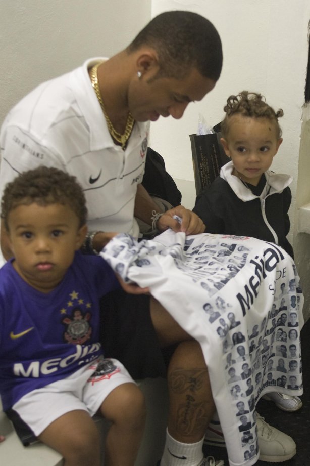 SP - CORINTHIANS/SP X AVAI/SC - ESPORTES - nos vestiários antes da partida válida pelo returno do Campeonato Brasileiro Serie B, realizado no estádio do Pacaembu, zona oeste da cidade, neste sábado a tarde