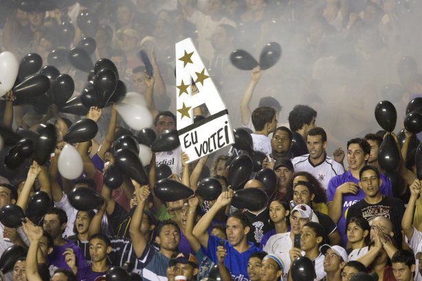 MT- MIXTO/CUIABA X CORINTHIANS/SP - ESPORTES - Torcida do Corinthians durante jogo amistoso, realizado no estádio José Fragelli, o Verdão, na cidade de Cuiaba/Mato Grosso, nesta terca-feira a noite