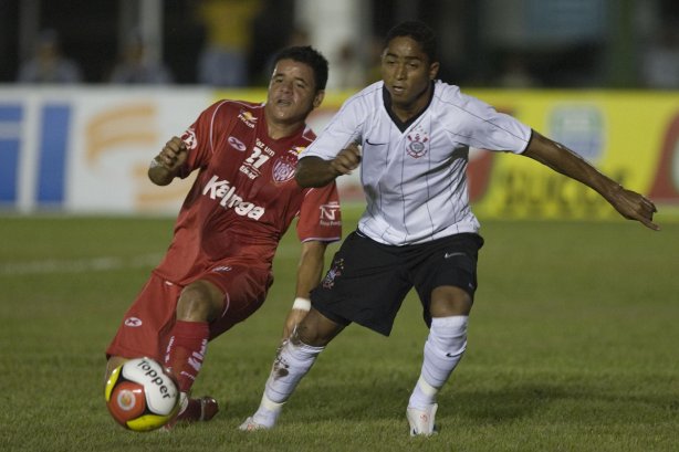 CORINTHIANS/SP X NOROESTE/BAURU- em um lance durante o jogo realizado esta noite no estádio Eduardo José Farah, em Presidente Prudente, interior de São Paulo, válido pelo Campeonato Paulista de 2009