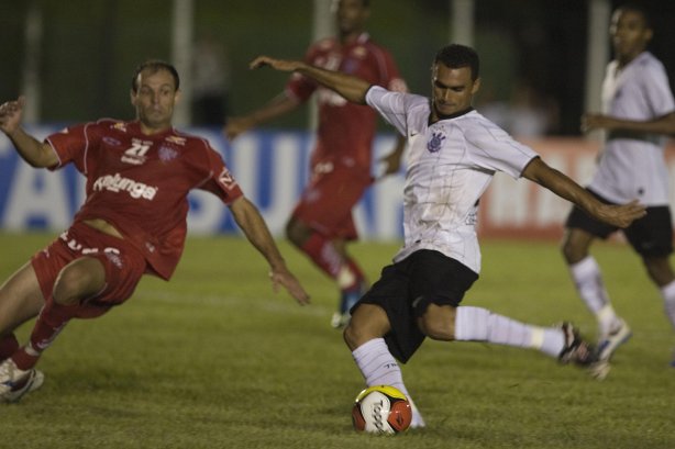CORINTHIANS/SP X NOROESTE/BAURU- em um lance durante o jogo realizado esta noite no estádio Eduardo José Farah, em Presidente Prudente, interior de São Paulo, válido pelo Campeonato Paulista de 2009