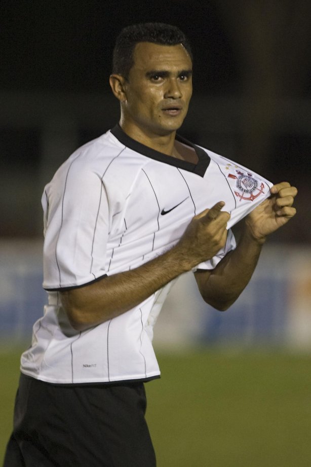 CORINTHIANS/SP X NOROESTE/BAURU- em um lance durante o jogo realizado esta noite no estádio Eduardo José Farah, em Presidente Prudente, interior de São Paulo, válido pelo Campeonato Paulista de 2009
