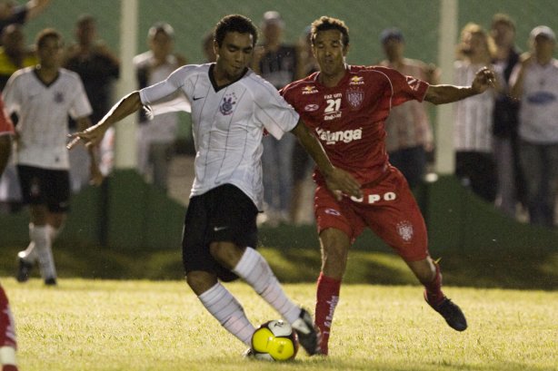 CORINTHIANS/SP X NOROESTE/BAURU- em um lance durante o jogo realizado esta noite no estádio Eduardo José Farah, em Presidente Prudente, interior de São Paulo, válido pelo Campeonato Paulista de 2009