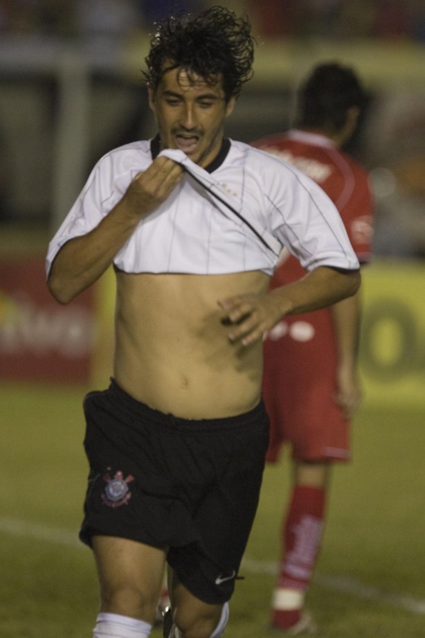 CORINTHIANS/SP X NOROESTE/BAURU- em um lance durante o jogo realizado esta noite no estádio Eduardo José Farah, em Presidente Prudente, interior de São Paulo, válido pelo Campeonato Paulista de 2009