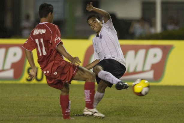 CORINTHIANS/SP X NOROESTE/BAURU- em um lance durante o jogo realizado esta noite no estádio Eduardo José Farah, em Presidente Prudente, interior de São Paulo, válido pelo Campeonato Paulista de 2009