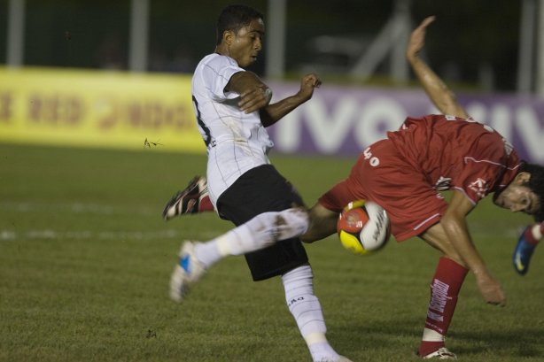 CORINTHIANS/SP X NOROESTE/BAURU- em um lance durante o jogo realizado esta noite no estádio Eduardo José Farah, em Presidente Prudente, interior de São Paulo, válido pelo Campeonato Paulista de 2009