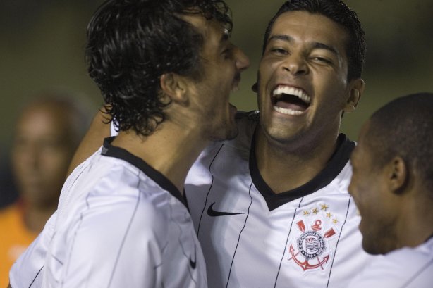 CORINTHIANS/SP X NOROESTE/BAURU- em um lance durante o jogo realizado esta noite no estádio Eduardo José Farah, em Presidente Prudente, interior de São Paulo, válido pelo Campeonato Paulista de 2009