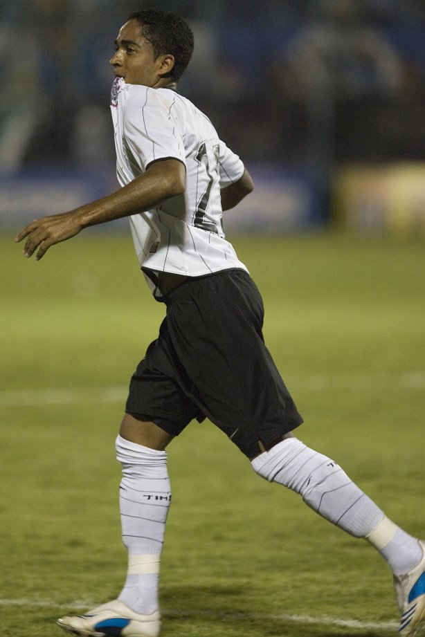 MARILIA X CORINTHIANS/SP - em um lance durante o jogo realizado esta noite no estádio Bento de Abreu, em Marilia, interior de São Paulo, válido pelo Campeonato Paulista de 2009