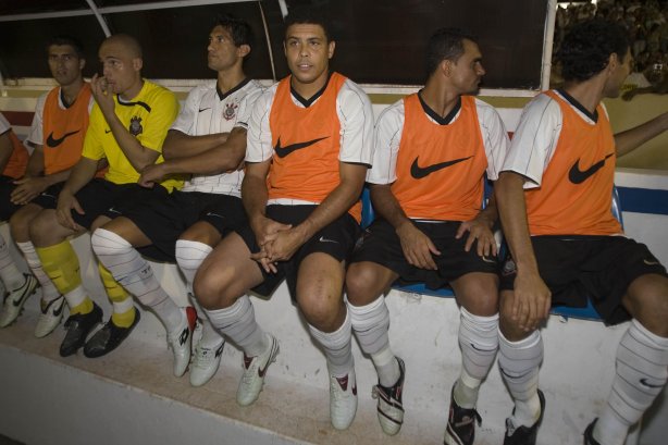 ITUMBIARA/GO X CORINTHIANS/SP - em um lance durante o jogo realizado esta noite no estádio JK, em Itumbiara, interior de Goias, válido pela Copa do Brasil de 2009, jogo de ida