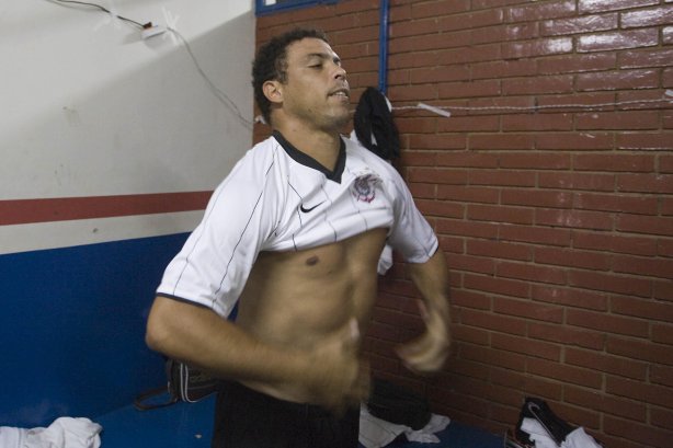 ITUMBIARA/GO X CORINTHIANS/SP - em um lance durante o jogo realizado esta noite no estádio JK, em Itumbiara, interior de Goias, válido pela Copa do Brasil de 2009, jogo de ida
