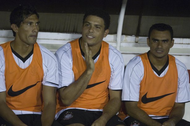 ITUMBIARA/GO X CORINTHIANS/SP - em um lance durante o jogo realizado esta noite no estádio JK, em Itumbiara, interior de Goias, válido pela Copa do Brasil de 2009, jogo de ida