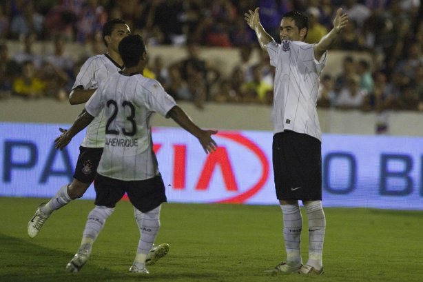 ITUMBIARA/GO X CORINTHIANS/SP - em um lance durante o jogo realizado esta noite no estádio JK, em Itumbiara, interior de Goias, válido pela Copa do Brasil de 2009, jogo de ida