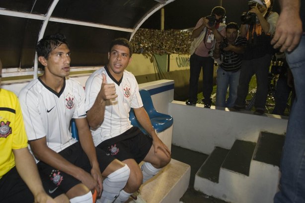 ITUMBIARA/GO X CORINTHIANS/SP - em um lance durante o jogo realizado esta noite no estádio JK, em Itumbiara, interior de Goias, válido pela Copa do Brasil de 2009, jogo de ida