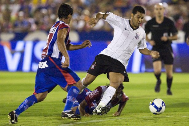 ITUMBIARA/GO X CORINTHIANS/SP - em um lance durante o jogo realizado esta noite no estádio JK, em Itumbiara, interior de Goias, válido pela Copa do Brasil de 2009, jogo de ida